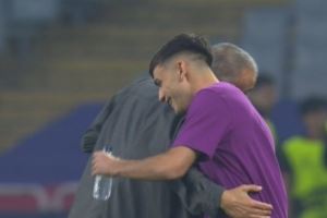 兵戎相见不影响师徒情深，恩里克和佩德里赛前拥抱致意