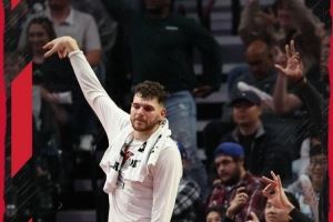 狂揽15板&7前场板！开拓者赢球海报 克林根庆祝手势入镜